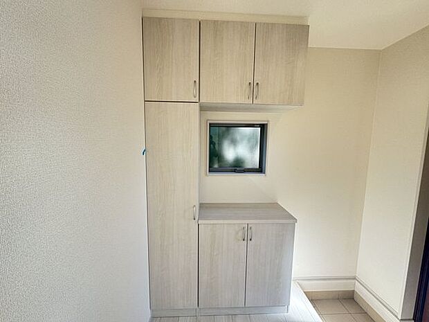 【玄関】ご家族の履物をスッキリ仕舞えるシューズボックス付き。いつでも綺麗な玄関で、ご家族やゲストを出迎えられます。