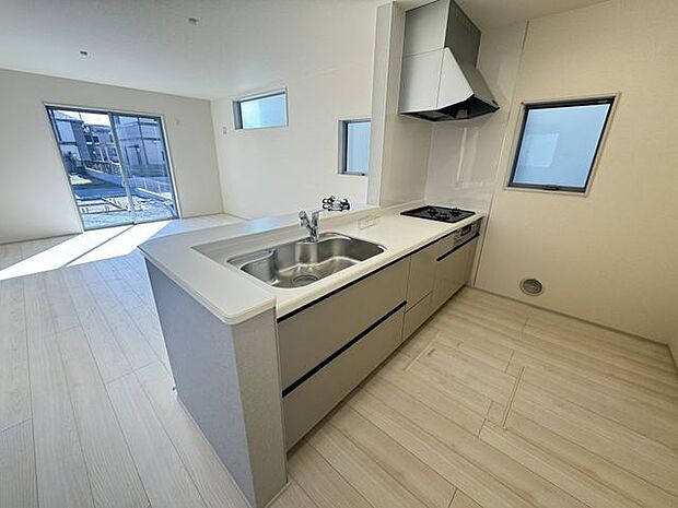 【キッチン】LDとの統一感のあるシステムキッチンです。LDでお寛ぎのご家族を見守ったり、外の景色を眺めたりしながら作業ができます。