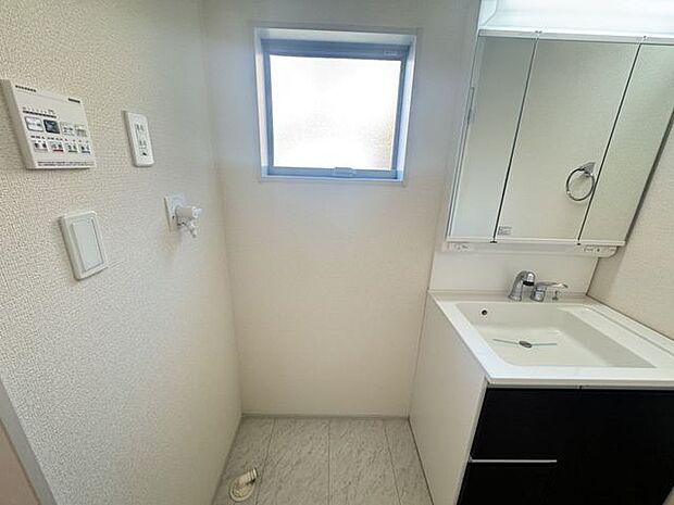 【洗面室】小窓が設置されています。湿気やカビ対策にも便利!快適な水回り空間を保てそうです。