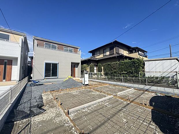 【現地外観写真】お車を置いてない日はお子様のプール遊びなどもできるスペースがあります。多用途にご利用いただけます。