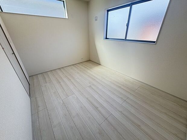 【洋室/約6帖】2階の各洋室は2面採光が確保されており、いつでも新鮮な空気の入れ替えができます。