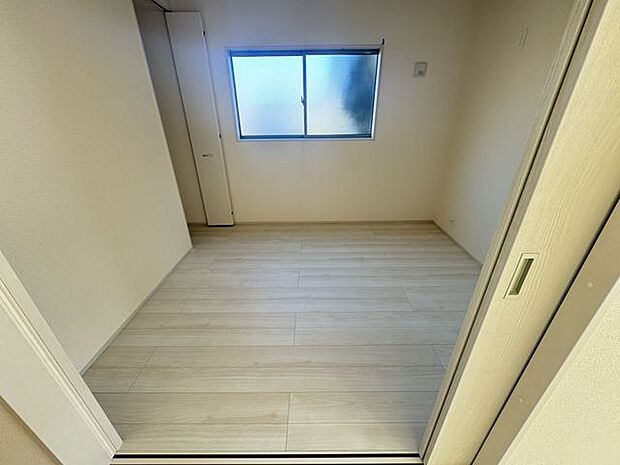 【洋室/約5.25帖】LDKに隣接する洋室です。開閉がスムーズな引き戸仕様。客間やお子様のプレイルームなど、ライフスタイルに合わせて多用途にご活用可能です。