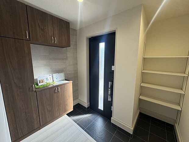 【玄関】玄関には、コノ字型のシューズボックスに加え、可動棚式の収納スペースも備わっています。※家具調度品は販売価格に含まれません。