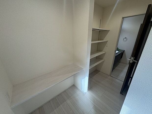 【パントリー】カウンターと棚付きのパントリーです。キッチン・洗面室へ出入りできる2WAY仕様！家事動線良好です。※家具調度品は販売価格に含まれません。