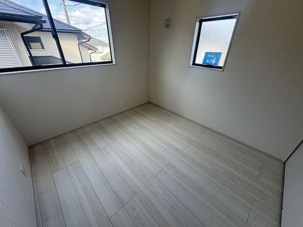 【洋室】各洋室には、収納スペースが備わっています。室内をすっきりと片付けられます。