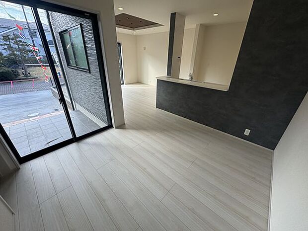 【LDK】LDKの天井には、開放感のある折上天井が採用されています。リビング空間を優しく照らしてくれる、ダウンライト付きです。