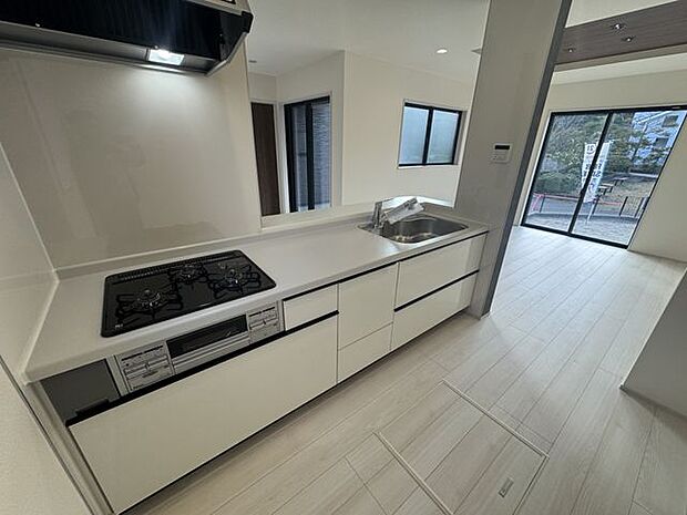 【キッチン】カウンター付きキッチンは、配膳や仮置きに便利！お子様のお手伝いもスムーズに行えそうです。