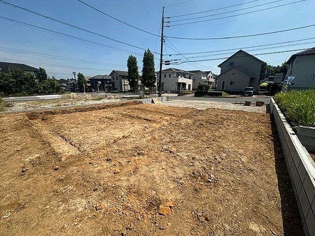 【現地写真】カウンター付きキッチンは、配膳や仮置きに便利！お子様のお手伝いもスムーズに行えそうです。