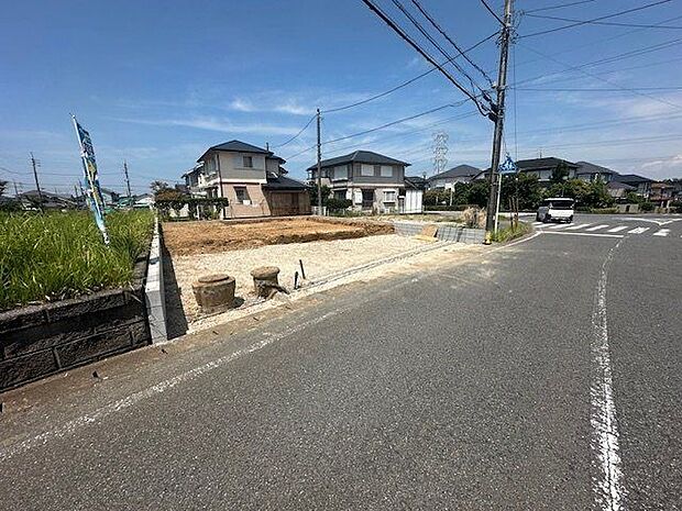 【現地写真】南西側前面道路の幅員は約5.01m。周辺は戸建てなどが建ち並ぶ、落ち着いた住宅街です。