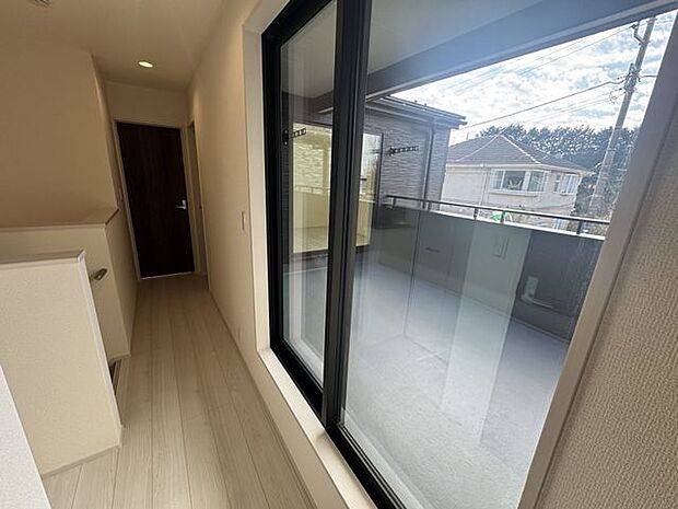 【バルコニー】南西向きで約6帖の広さのバルコニー！洗濯物を干すだけではなく、趣味の時間も楽しめそう。2階廊下と洋室(約7.13帖)の2ヶ所から出入り可能です。