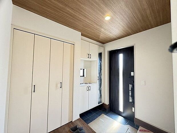 【玄関】シューズボックスとシューズクロークが備わっています。※家具調度品は販売価格に含まれません。