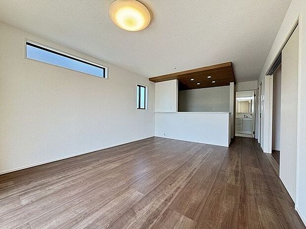 【LDK】リビングとダイニングをゾーニングしやすい縦長の形状。※家具調度品は販売価格に含まれません。