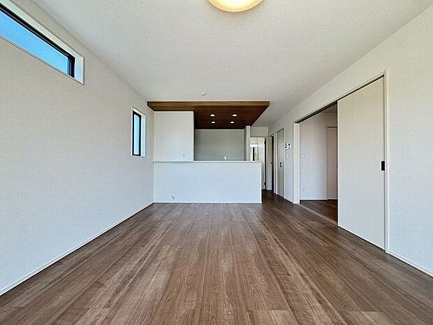 【LDK】約16帖のLDKに洋室が隣接。一体利用することができます。※家具調度品は販売価格に含まれません。