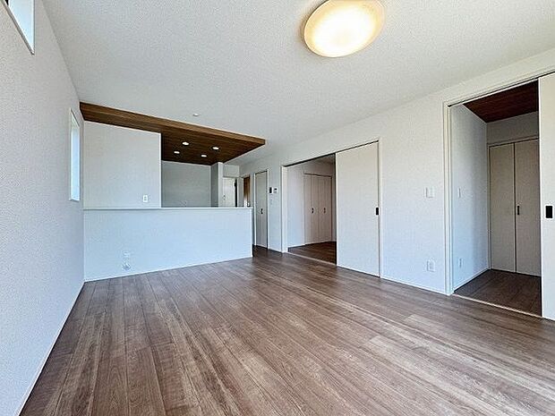 【LDK】リビングスルー階段が採用されています。※家具調度品は販売価格に含まれません。