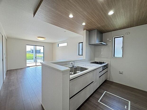 【キッチン】対面式キッチンが採用されています。※家具調度品は販売価格に含まれません。