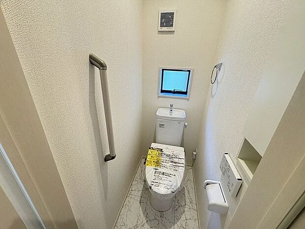 【1階トイレ】温水洗浄便座付きで、年間を通して快適に使用することができます。