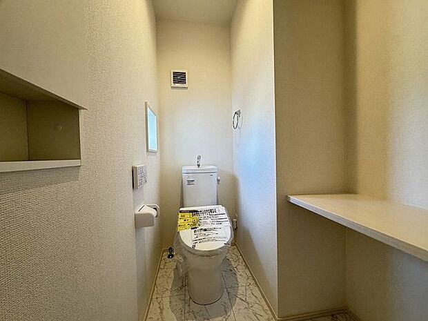 【2階トイレ】トイレは各階に設置されています。混雑しにくく、来客時も気兼ねせず使用できます。