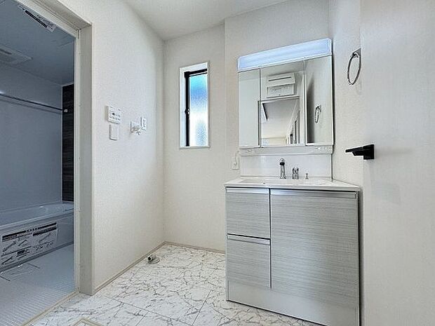 【洗面化粧台】洗濯物の予洗いなどに便利な、シャワー付き洗面化粧台が採用されています。