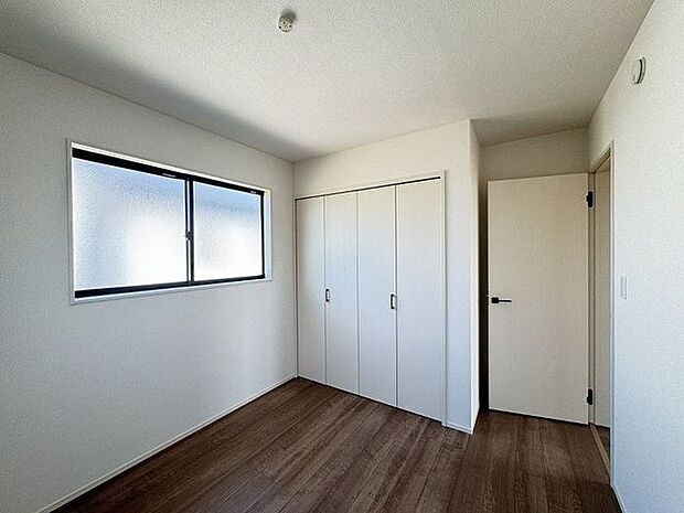 【洋室/約5.25帖】腰窓ですので、窓付近にも家具を配置でき、レイアウトを自由に楽しめます。