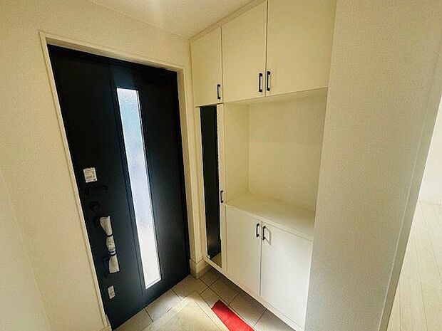 【玄関】玄関ドアに採光窓が付いており、明るい玄関です。下駄箱には、家族の靴をたっぷり収納できそうです。