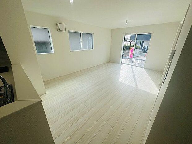 【LDK】LDKは約17.7帖あり、ゆったりとご家族団らんの時間を過ごせます。2面採光につき、明るく、風通しの良い室内です。