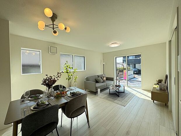 【LDK】南向きの掃き出し窓からは自然光が入り、室内を明るく照らします。2面採光で風通しも良好。気軽に換気することができます。※家具調度品等は販売価格に含まれません。