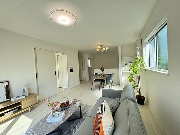 【LDK】ご家族と顔を合わせながら料理ができる対面キッチンが採用されています。ダイニングとリビングを自然に分けられる、使いやすい間取りです。※家具調度品等は販売価格に含まれません。