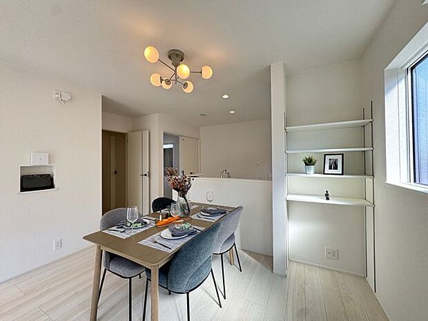 【LDK】ダイニング側から使いやすい位置に収納棚が設けられています。食器類やお子様の勉強道具など、すぐに手が届き便利です。※家具調度品等は販売価格に含まれません。