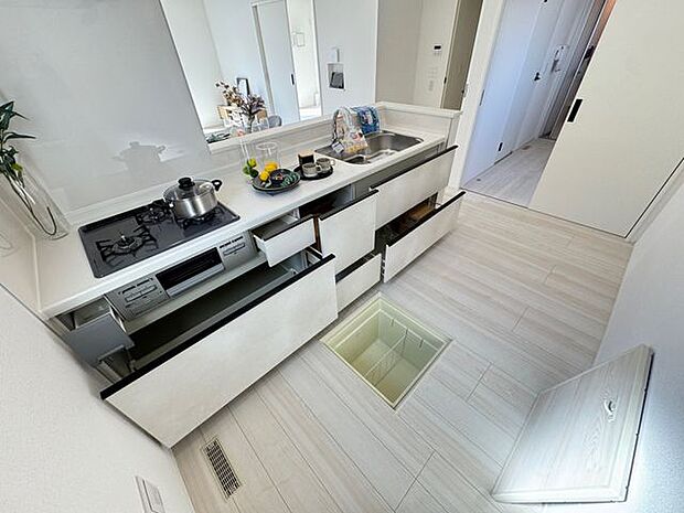 【キッチン】作業しやすく、お手入れのしやすいシステムキッチンです。カウンター下は引き出しタイプの収納で、奥のものまで手が届きやすいです。※家具調度品等は販売価格に含まれません。