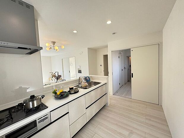 【キッチン】奥の引き戸から、洗面室へダイレクトアクセスが可能。家事動線に配慮された間取りです。※家具調度品等は販売価格に含まれません。