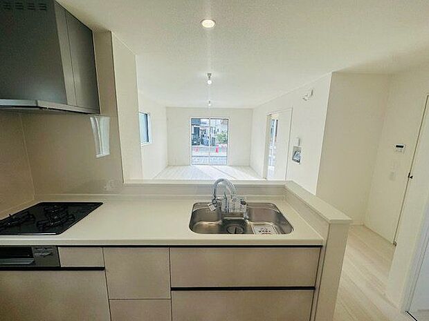 【キッチン】対面式で配膳がしやすく、ご家族の様子を見守りながら家事ができます。建具や内装がホワイトで統一されているため、明るい室内です。