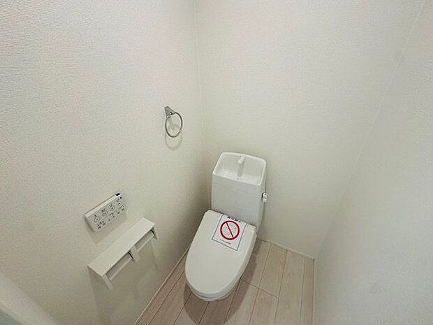 【トイレ】温水洗浄便座付きのトイレ。操作のしやすい壁付リモコンです。スマホなど小物置きとしても使える2連ペーパーホルダー付き。