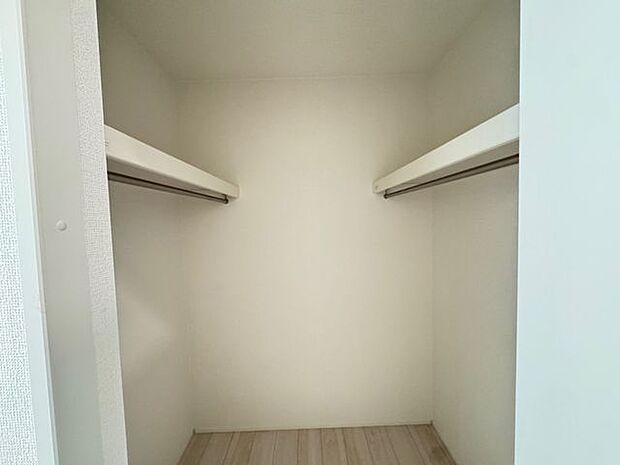 【ファミリークローク】廊下に設置されているため、帰宅後すぐに上着をかけられます。左右にハンガーパイプが設置され、用途別で使い分けることも可能です。