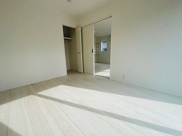 【洋室/約6.25帖】LDKに隣接した約6.25帖の洋室。クローゼットが設けられています。