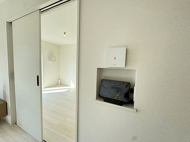 【ニッチ】LDKの壁面に設けられたニッチスペース。写真や季節の植物を飾れるほか、鍵などの定位置としても使えます。