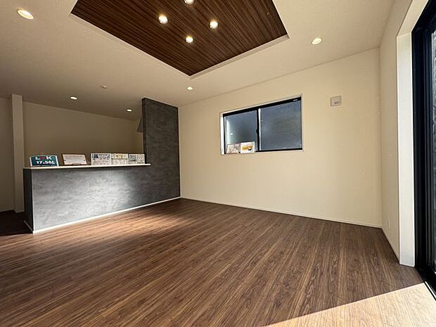 【LDK】3面採光で明るく風通しの良いLDKは、ご家族が自然と集まる場所になりそうです。折上天井が採用され、開放感があります。室内を優しく照らしてくれるダウンライト付き。