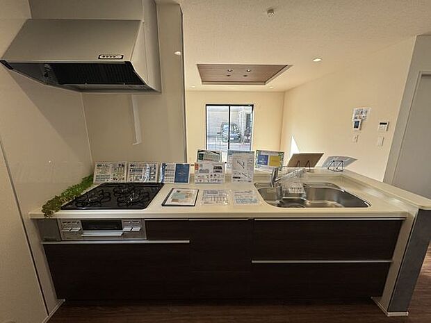 【キッチン】浄水器付きのシステムキッチンは、シンクやコンロも一体化しており、掃除がしやすいです。