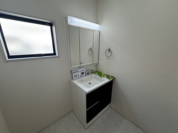 【洗面室】玄関から洗面室まで動線良好のため、帰宅時の手洗いがスムーズに行えます。