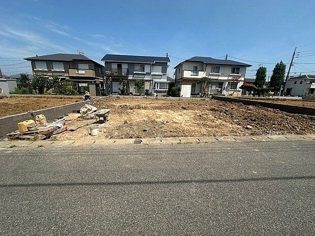 【現地写真】キッチン下の収納はスライド式で、お鍋やお皿などもスムーズに出し入れ可能です。床下収納有。