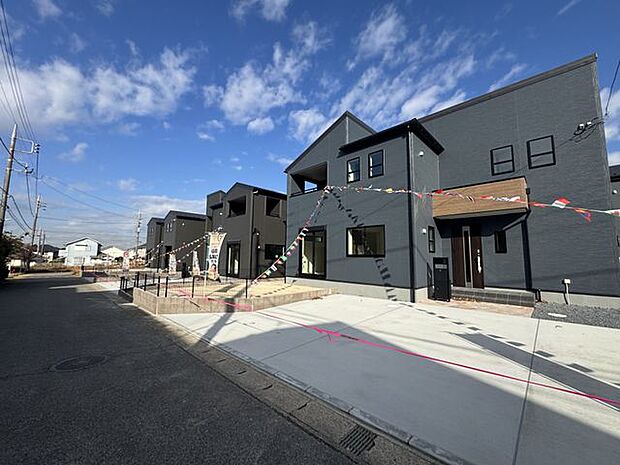 【現地外観】住宅性能表示7項目取得！長期優良認定住宅＋BELS取得物件です。周辺は落ち着いた雰囲気の住宅街で、穏やかな暮らしが叶います。