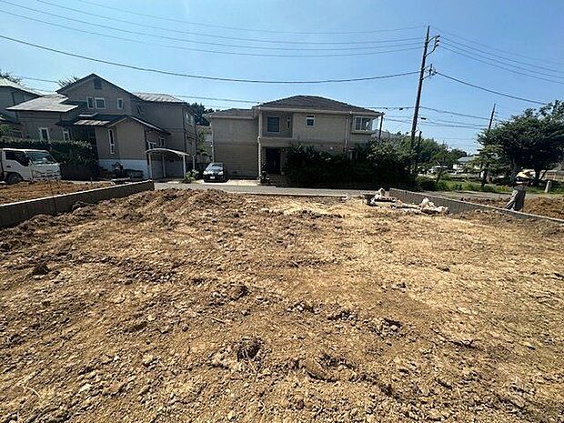 【現地写真】ダブルクローゼットの洋室(約7帖)は、主寝室としてもおすすめです。