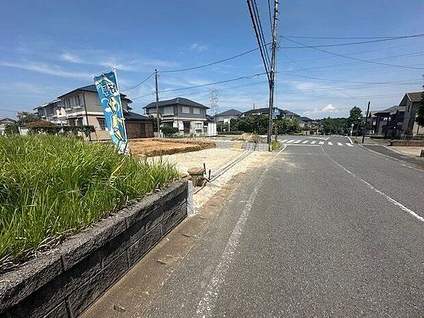 【現地写真】3面採光で明るく風通しの良いLDKは、ご家族が自然と集まる場所になりそうです。