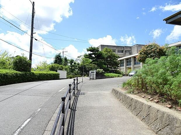 市原市立有秋中学校 徒歩34分。生徒が互いを高め合える学校を目指されています。 2700m