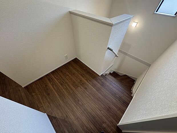 【2階廊下】2階に廊下収納が設置されています。日用品のストックや掃除道具入れなどに活用できます。