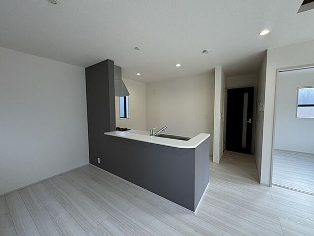 【キッチン】カウンター付きキッチンのため、配膳や後片付けを分担して行えます。