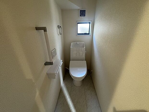 【トイレ】温水洗浄便座付きトイレのため、一年中快適にご利用いただけます。