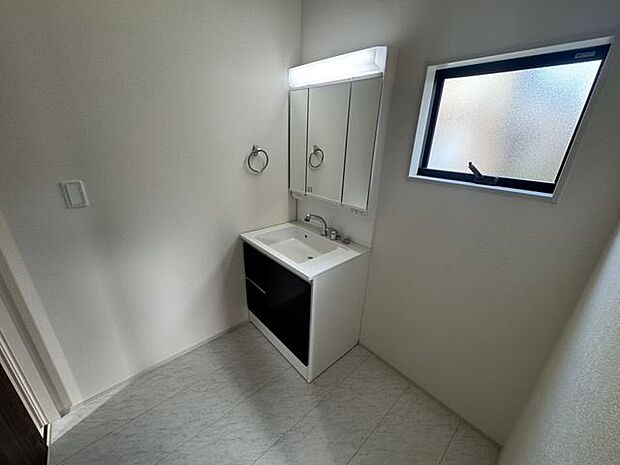 【洗面室】独立タイプの洗面室は、気兼ねなく着替えや身支度が行えます。使い勝手の良いシャワードレッサーが備わっています。