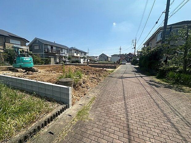 【現地写真】リビング・ダイニングで過ごすご家族や、外の景色を眺めながらゆったりと料理ができます。