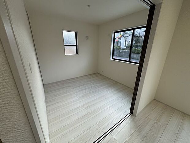 【洋室】LDKに隣接した、約4.5帖の洋室。お子様のプレイスペースや、学習・在宅ワークスペースなど、多目的に活用できます。