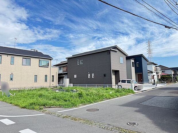【前面道路含む現地写真】前面道路は綺麗に舗装されています。自転車やベビーカーもスムーズに走行できそうです。